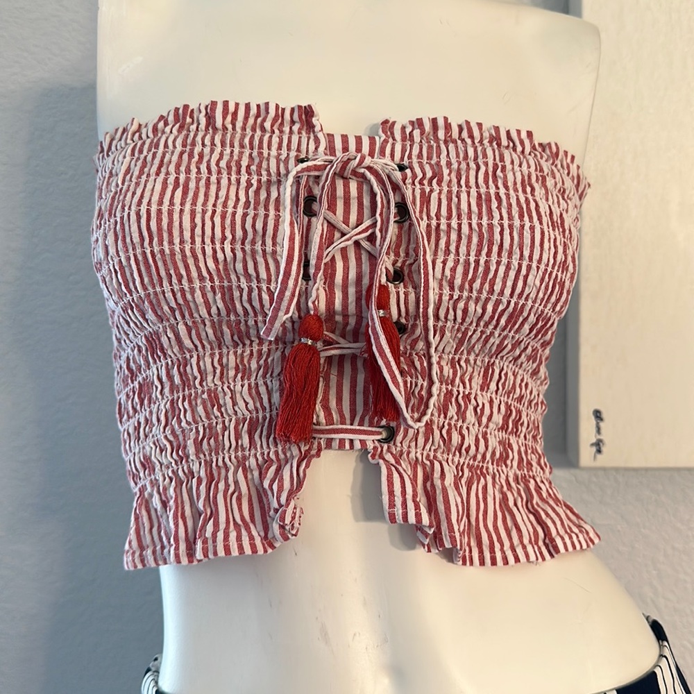 American Eagle Outfitters Women's Red and White Crop-top